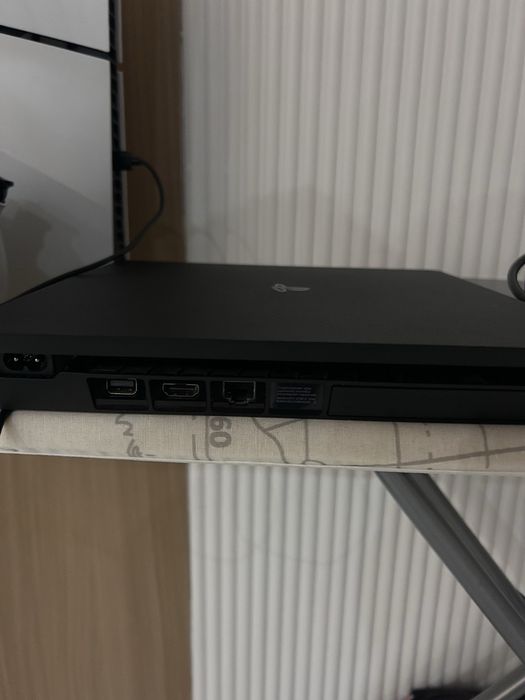 Ps 4 slim 1TB +2 джойстика + 36игр