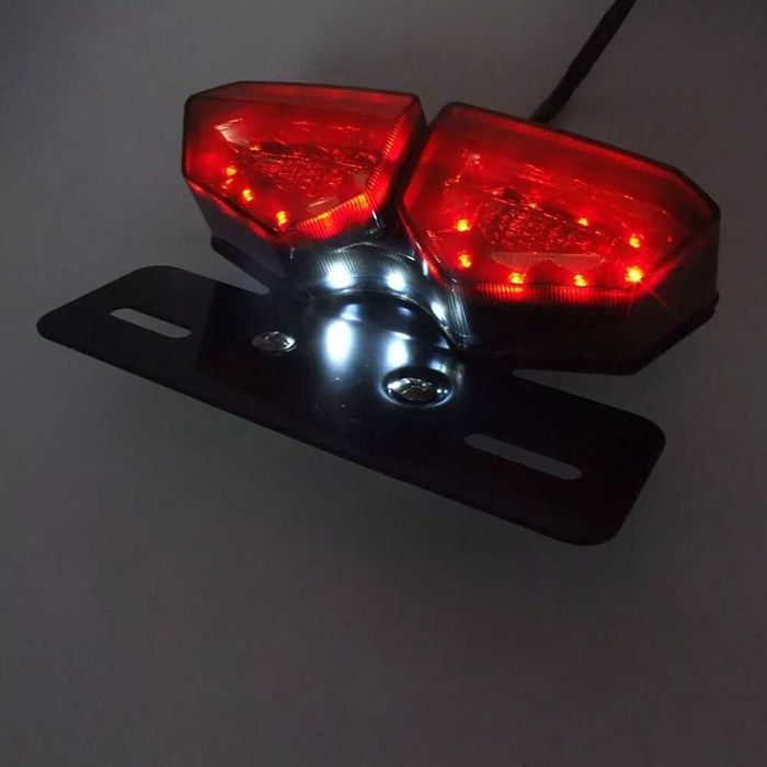LED Стоп диоден за мотоциклет с вградени мигачи и стойка за номер.