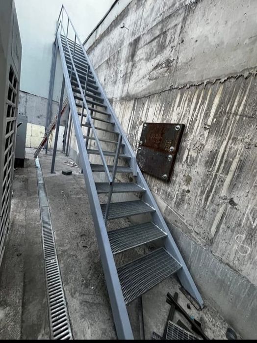 Vând scări metalice zincate, executate la comandă.
Ne deplasăm oriunde în țară.
Asigurăm transport și montaj gratuit.
Pentru măsurători, calcule și co
