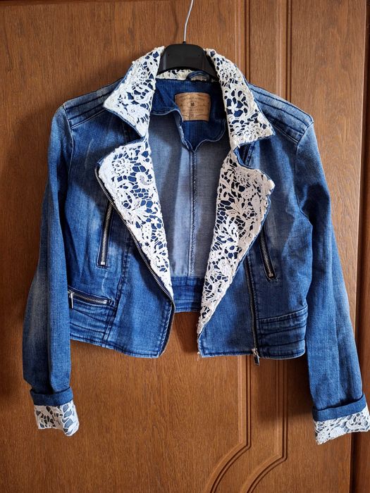 Късо дънково яке с дантела