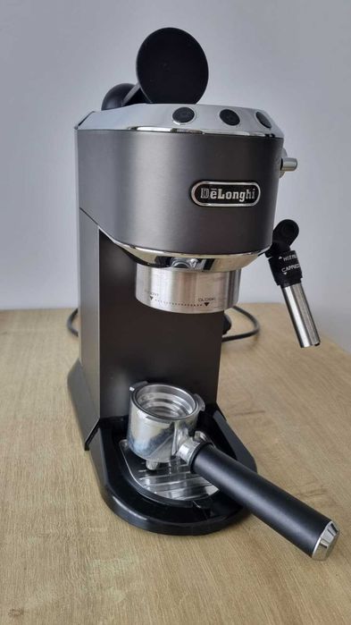 Vand espressor manual De'Longhi Dedica Style EC 685
