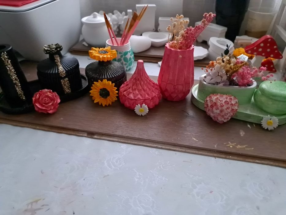 Фигурки от епоксидна смола и гипс.