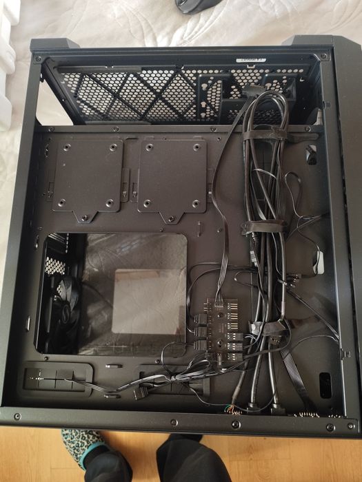 Продам корпус Lian Li Lancool 215