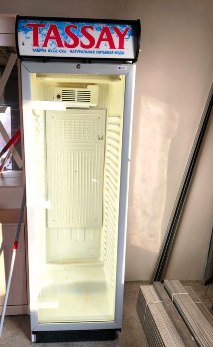 Продам холодильник витринный