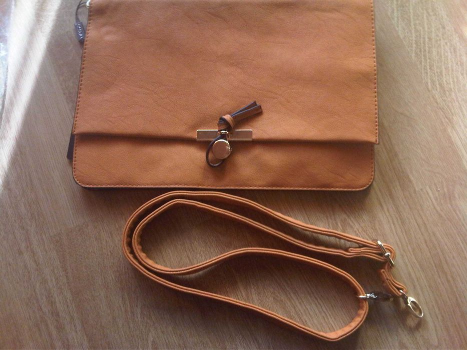 geanta tip plic include si bareta de rezerva