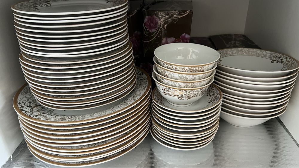 Набор посуды (тарелки и пиалы)