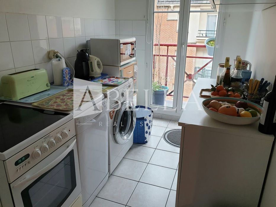 Продава се Тристаен апартамент в София, Център - 77 кв.м за 3442 €/кв.м - Снимка #2