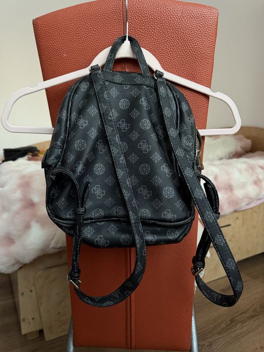 Vând ghiozdan Guess