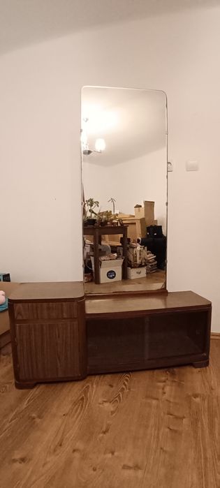 Mobilier cu oglindă și vitrină