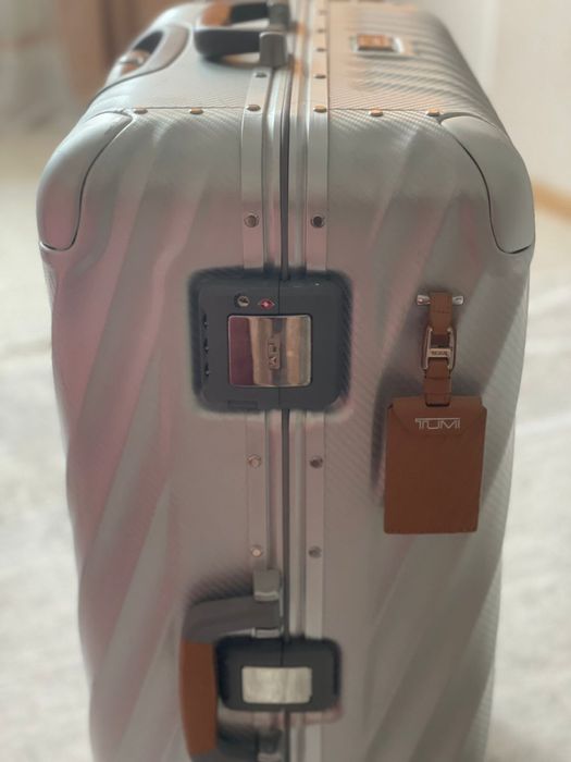 Продам чемодан  TUMI , размер L