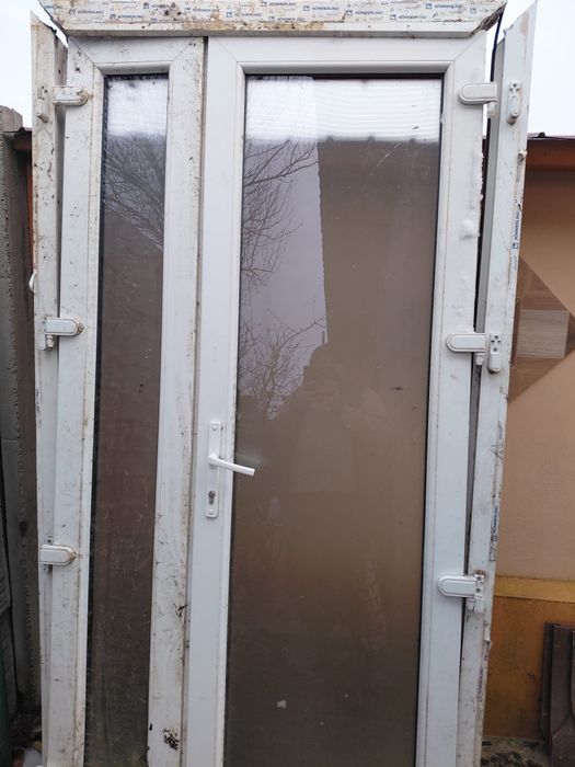 Vând doua uși,una de lemn și una termopan