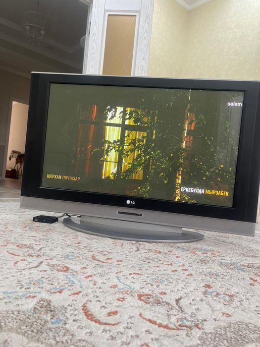 Продается б/у телевизор LG с подставкой