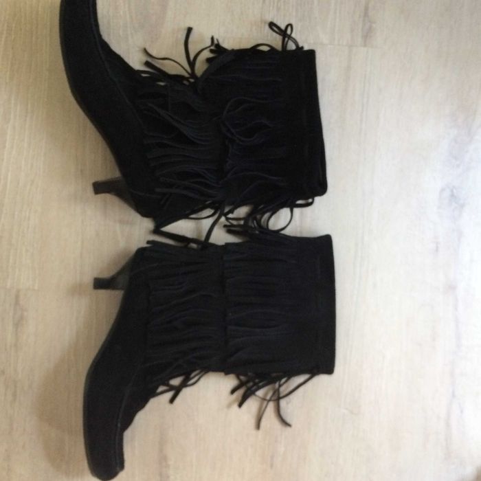 Удобни черни ботуши,естествен набук.