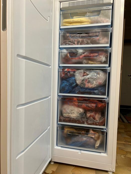 Продам морозильник вертикальный