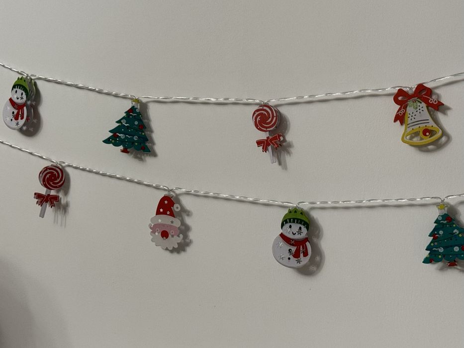 Новогодняя LED-гирлянда с игрушками