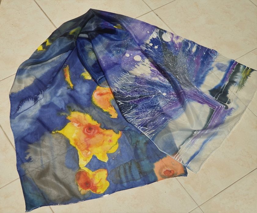 Шал, рисуван върху коприна със специални  бои. дърво на живота. любов