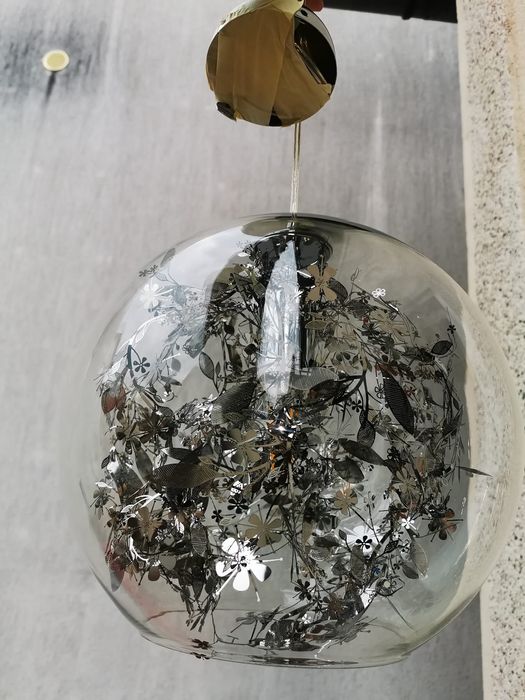 Vând lustra glob de sticla circa 30cm diametru model deosebit