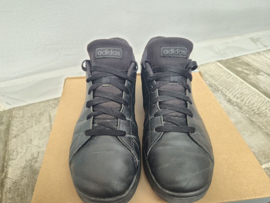 кроссовки — Adidas Advantage Base 2.0.