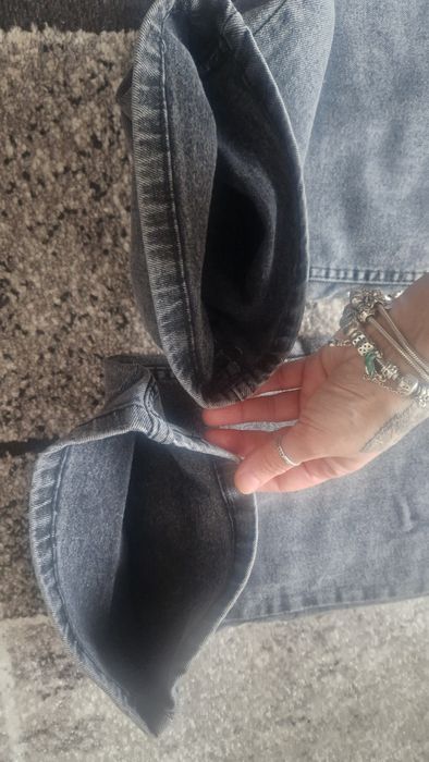 Blugi noi cu etichetă marimea 34