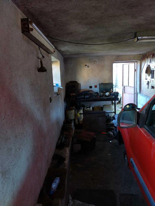 Продава тухлена къща с гараж