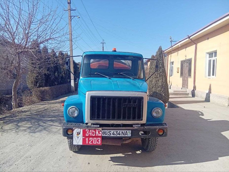 Yoqilg'i tashish yuk moshinasi . GAZ 52. Holati yangi, soz xolatda.