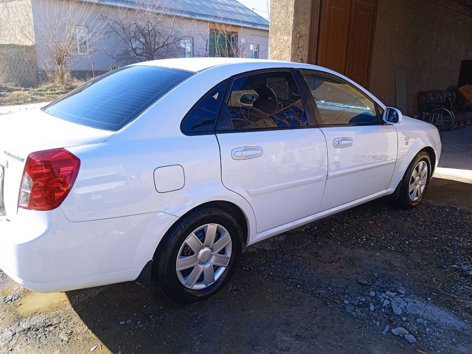 Lacetti 1.6 sotiladi