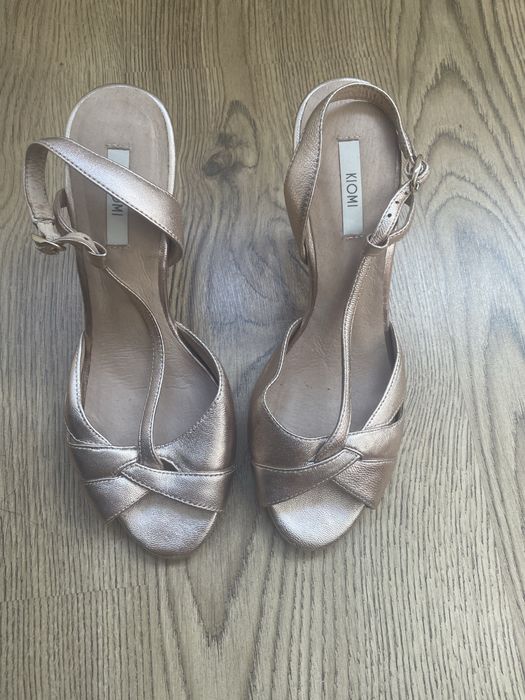 Черни и златисти сандали