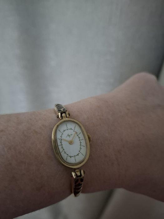 Продам женские наручные часы Луч