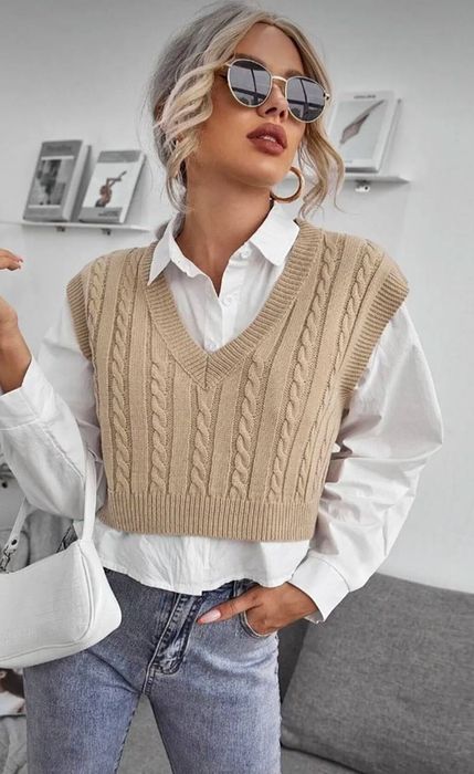 Жилетка вязанная укороченная