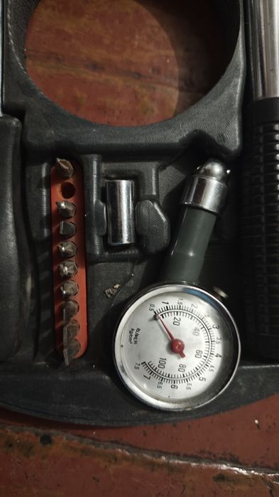 Набор инструментов в контейнере