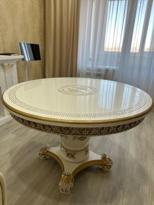 Стол со стульями