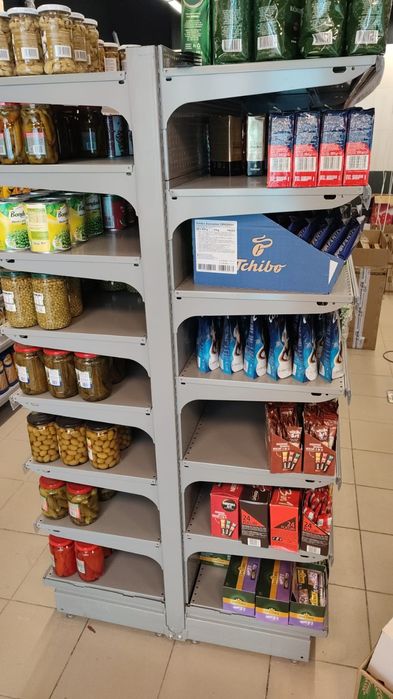 Poarta acces magazin si rafturi de magazin