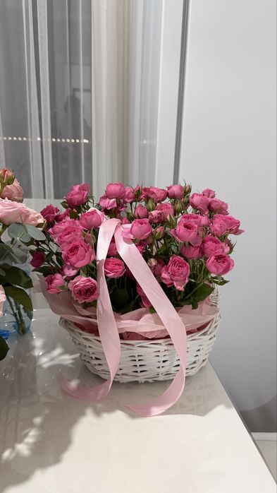 Цветы на корзине