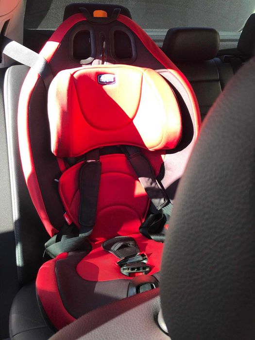 Продавам столче за кола Chicco + подарък седалка