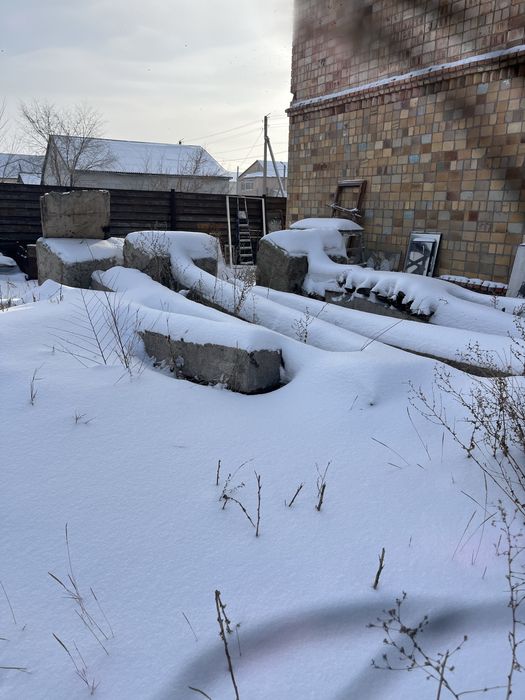 Колона со стаканами и стеновой панел