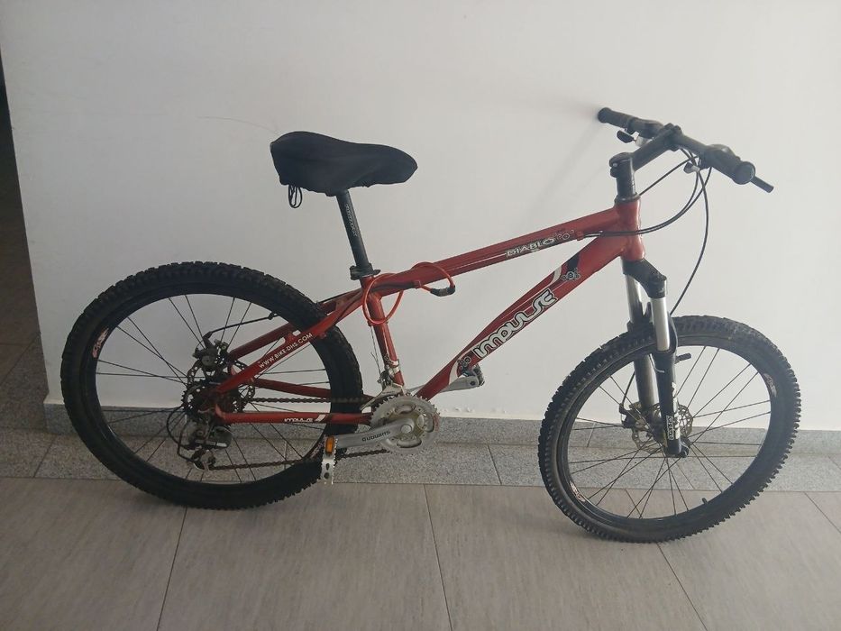 bicicletă DHS Davilo, culoare roșu/bordo, model MTB, cu roți de 26”.