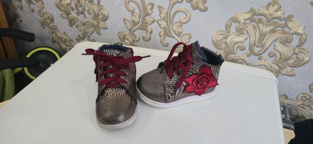 Продам детскую обувь