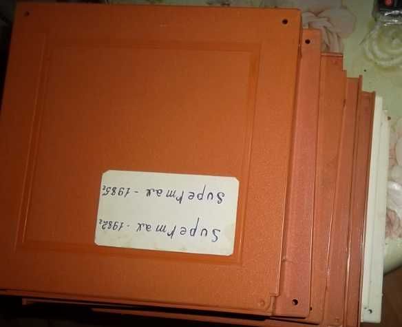 Футляры для катушек (бобин) магнитной ленты.