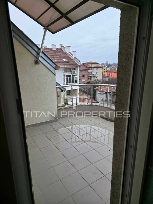 Тристаен обзаведен апартамент Център