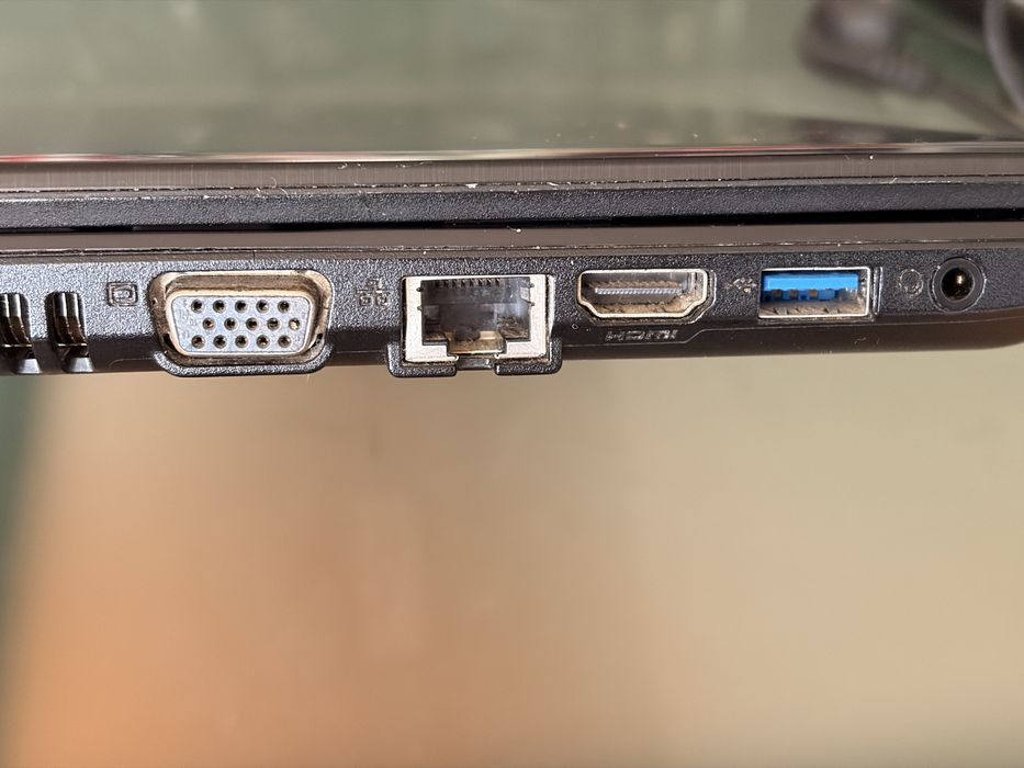 Лаптоп Acer E5-521G SSD 512GB 16GB RAM AMD Radeon R5 M200 + R3 HDMI VGA USB 3.0 батерия 3–4 часа