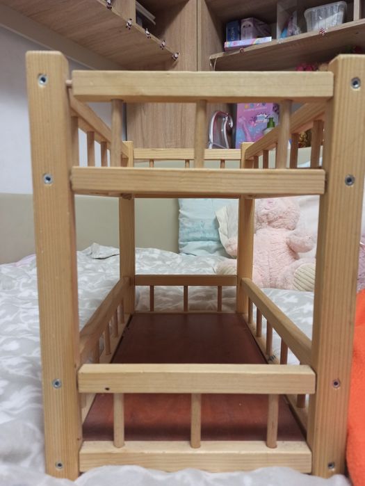 Vând pat din lemn pentru papuși