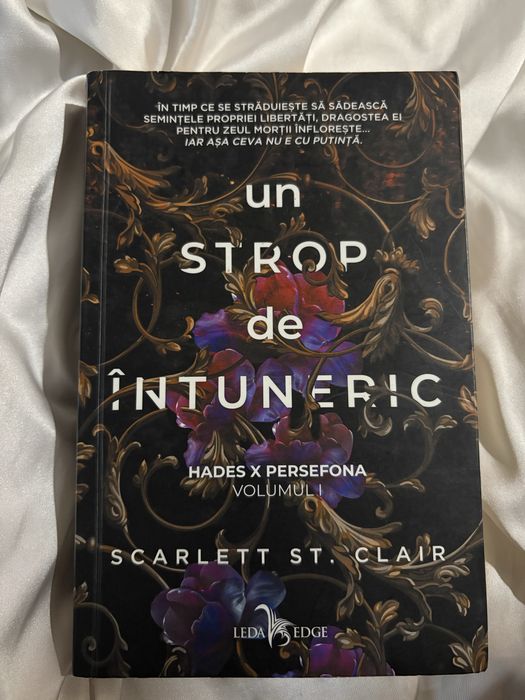 Un strop de întuneric - Scarlett St. Clair (Hades x Persefona, Vol. 1)