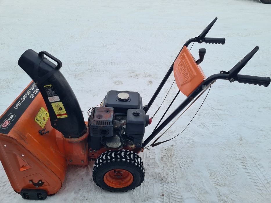 Продам снегоуборщик бензиновый