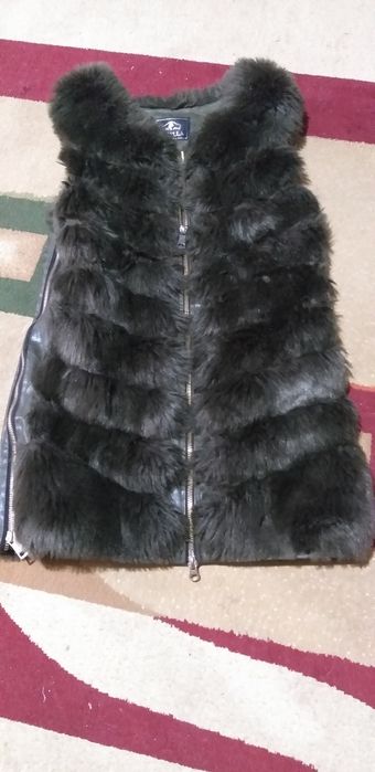 Безрукавка 150 тыс   48 меховая и юбка коженная б/у мало пользовались