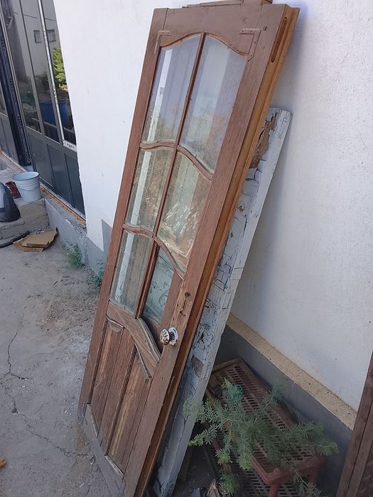 Eski yogʻoch deraza va eshiklar oʻtinlikka