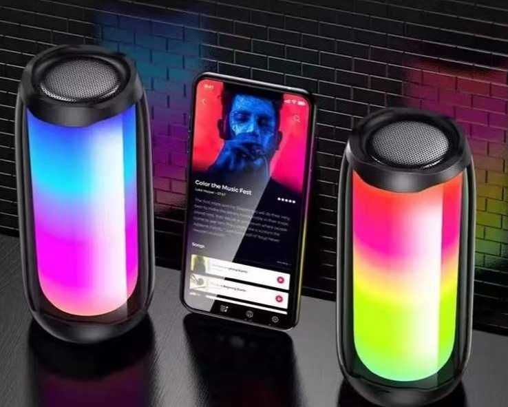 СВЕТЕЩА преносима водоустойчива блутут Bluetooth колонка за музика