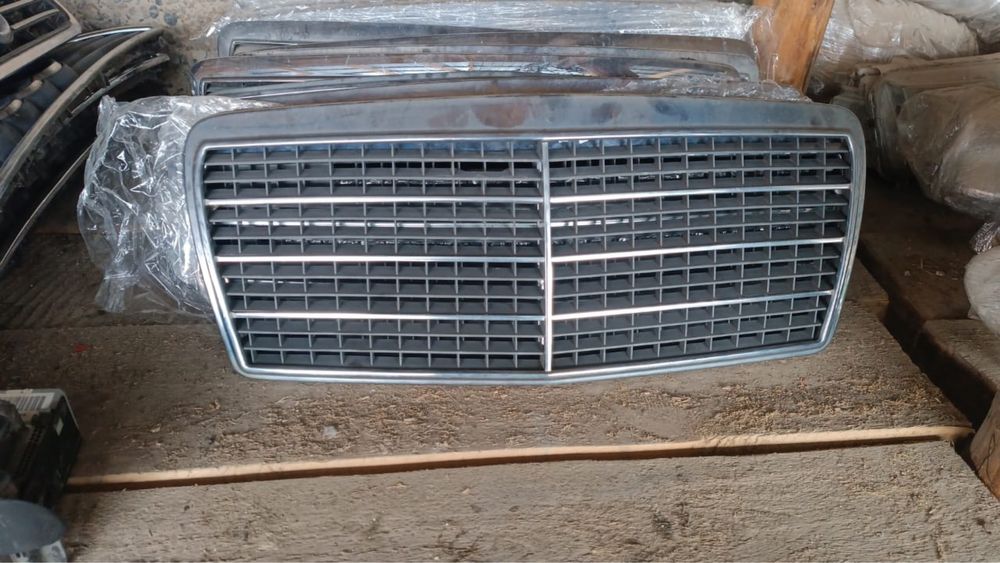 Решетка капота w124 мерседес