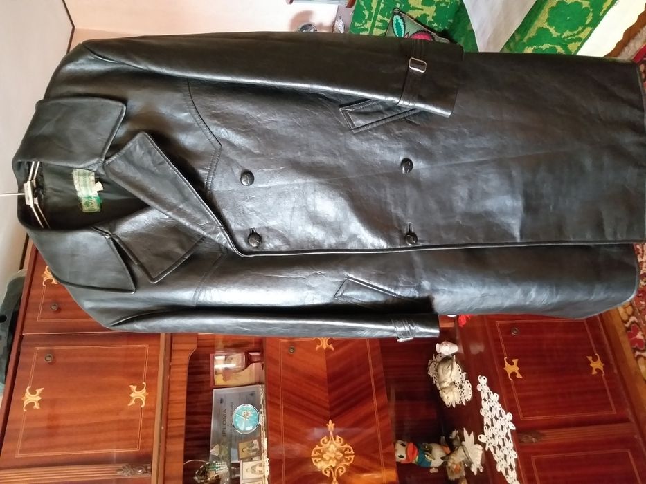 Vând haina piele barbateasca.