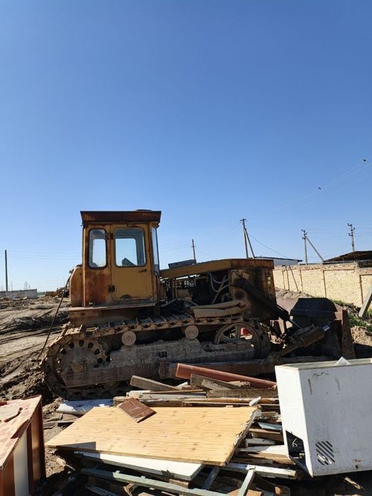 Buldozer sotiladi 16 tonnalik  holati yaxshi