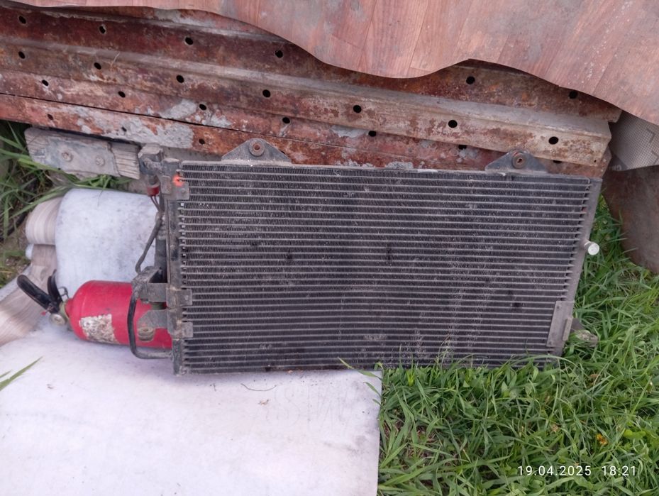 Радиатор кондиционера Ауди 80